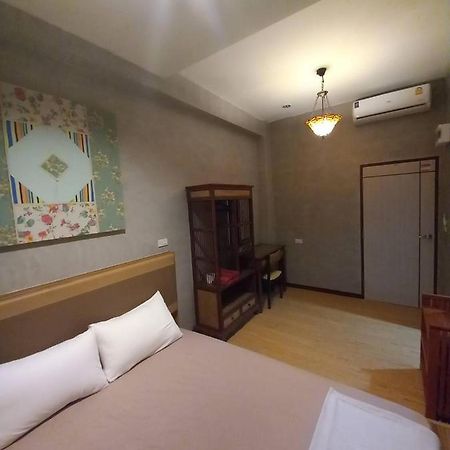 Buri Hostel Bangkok Exterior photo
